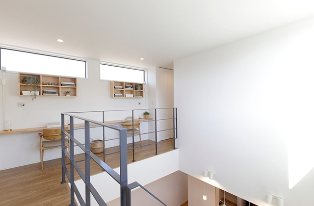 ワークスペース - アクト 福岡糸島加布里店「インナーガレージのあるモルタル×鉄×木の2階建て」(糸島市) - リブワーク