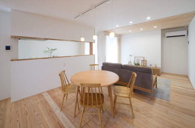 久留米朝妻店_B棟 モデルハウス「木の美しさが際立つぬくもりある2階建て」(久留米市) - リブワーク - リビング
