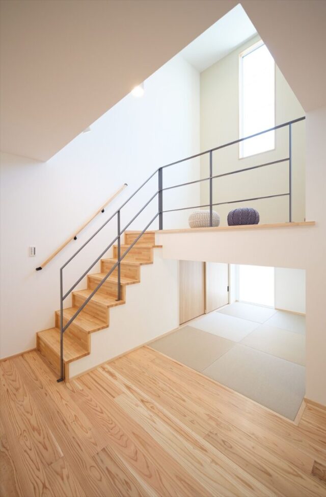 久留米朝妻店_B棟 モデルハウス「木の美しさが際立つぬくもりある2階建て」(久留米市) - リブワーク - 階段