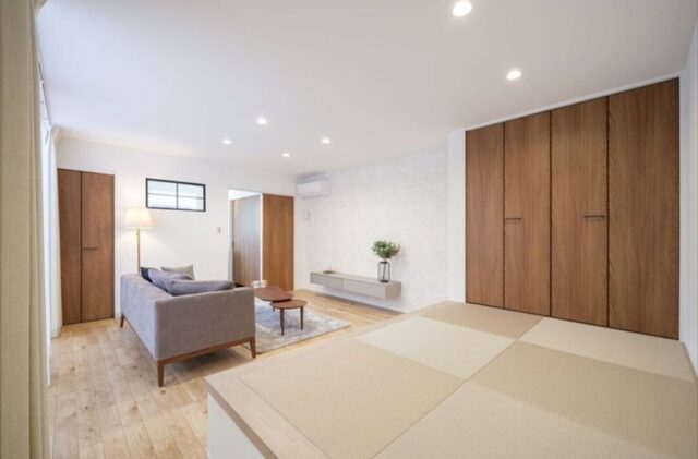 みやま高田モデルハウス「中庭のあるカフェのような落ち着く平屋」(みやま市) - リブワーク - リビング・小上がり和室