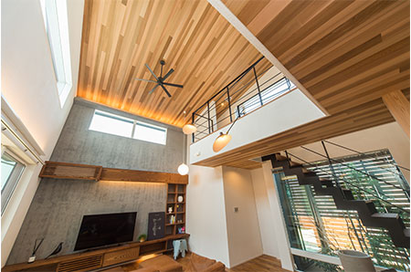 悠建築工房 床材・天井材に天然木を使用