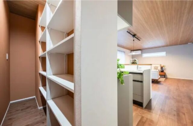 柱に遮られない広々としたLDKでゆったり寛げる機能的な平屋 - 悠悠ホーム - キッチン・収納