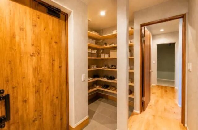 レッドシダーの温もりと1階完結の収納動線が心地よい2階建て - 悠悠ホーム - 玄関