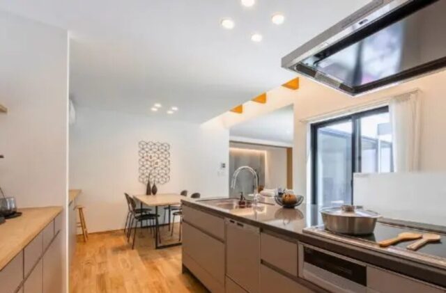 新宮町まちかど展示場 平屋「おうちアウトドアを楽しめる中庭のある家」(粕屋郡) - 悠悠ホーム - キッチン