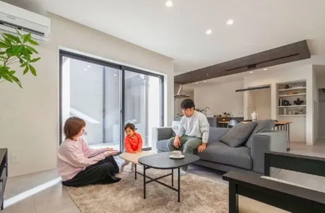 リビング -【北九州市戸畑区】大空間LDKの開放感×家事ラク動線“子育てに強い”平屋「広々22.5帖LDKと中2階のある家」(北九州市) - 悠悠ホーム