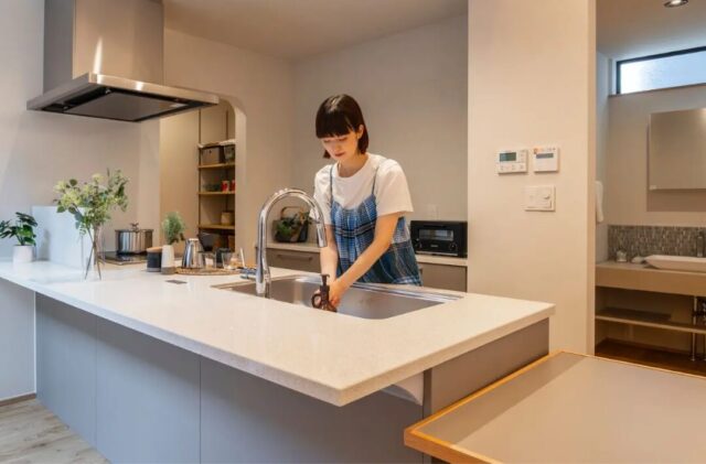 佐賀市巨勢まちかど展示場「中二階と吹き抜けに光が広がる中庭のある木の家」(佐賀市) - 悠悠ホーム - キッチン