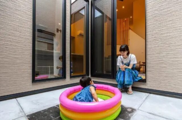 佐賀市巨勢まちかど展示場「中二階と吹き抜けに光が広がる中庭のある木の家」(佐賀市) - 悠悠ホーム - 中庭