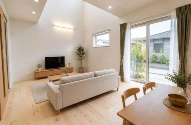 吹き抜け空間と省エネ性能が調和する1階中心で暮らせる住まい - 悠悠ホーム - リビング
