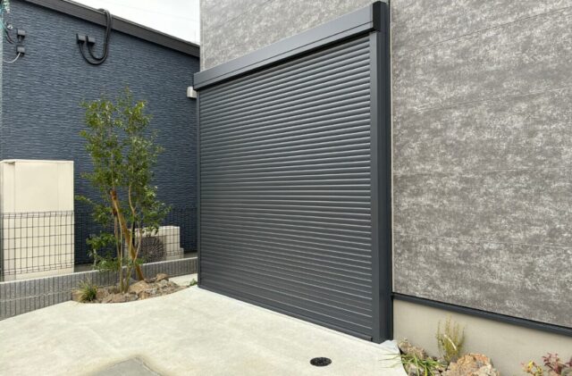 愛車と愛猫と心地よく暮らす洗練された機能美の邸宅 - アビハウス - ガレージ