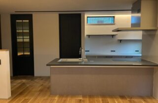 愛車と愛猫と心地よく暮らす洗練された機能美の邸宅 - アビハウス - キッチン正面