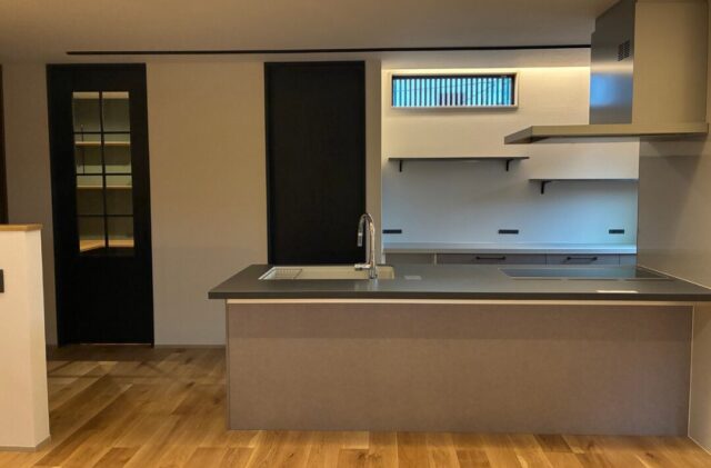 愛車と愛猫と心地よく暮らす洗練された機能美の邸宅 - アビハウス - キッチン正面