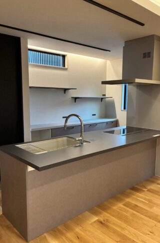愛車と愛猫と心地よく暮らす洗練された機能美の邸宅 - アビハウス - キッチン