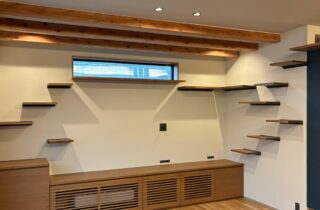 愛車と愛猫と心地よく暮らす洗練された機能美の邸宅 - アビハウス - リビング