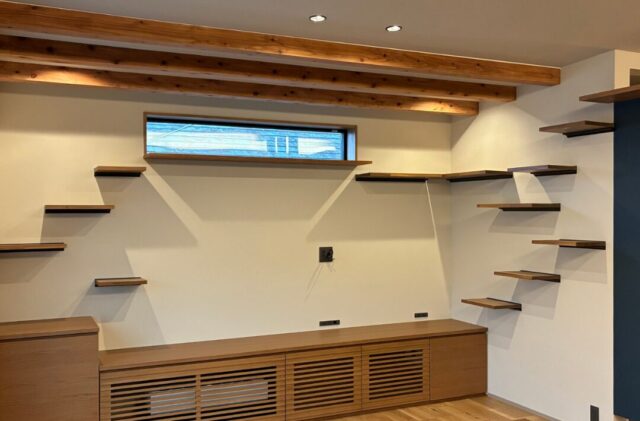 愛車と愛猫と心地よく暮らす洗練された機能美の邸宅 - アビハウス - リビング