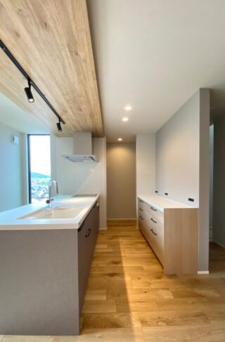 家事ラク時短動線と愛猫との快適な暮らしを叶えた開放感あふれる2階建て - アビハウス - キッチン・収納
