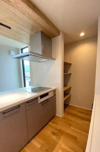 家事ラク時短動線と愛猫との快適な暮らしを叶えた開放感あふれる2階建て - アビハウス - キッチン・パントリー