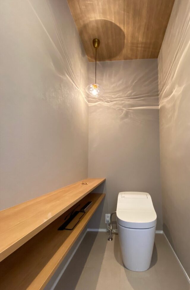 本格サウナやヌックなどの遊び心と優れた回遊動線を備えた住まい - アビハウス - トイレ