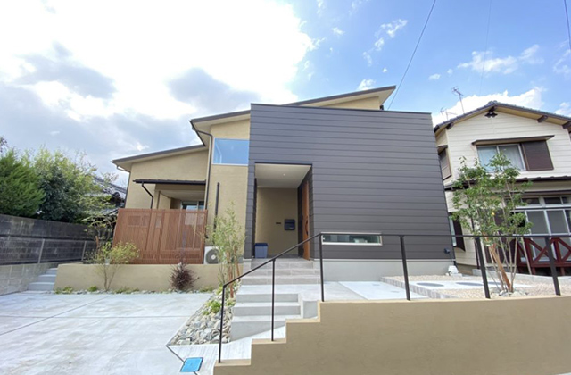 風格ある大屋根と木製ルーバーが映える住まい - エースホーム