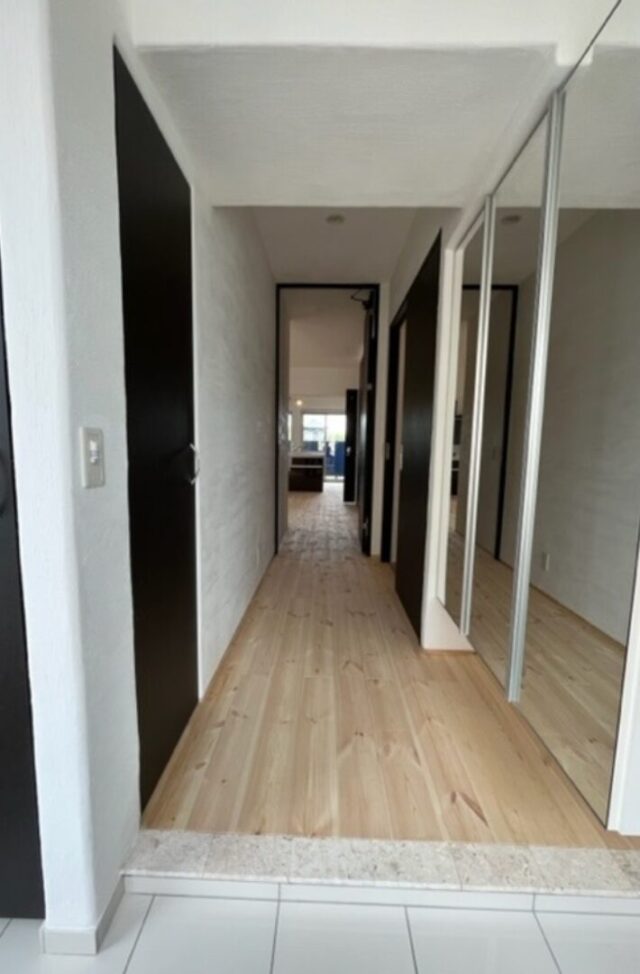 明るい無垢材と間仕切りのない大空間が魅力のモダンな住まい - 心笑 - 玄関