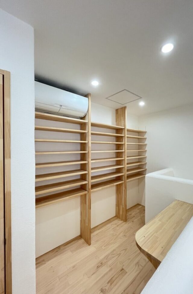 品格漂うナチュラルモダンにエレガントさが調和する機能美あふれる住まい - 心笑 - 書庫
