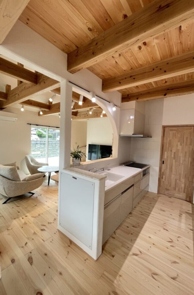白い漆喰壁の佇まいに1階完結型の機能美を備えた2階建て - 心笑 - キッチン