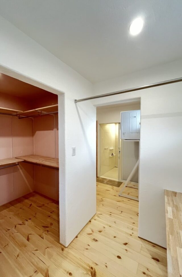 白い漆喰壁の佇まいに1階完結型の機能美を備えた2階建て - 心笑 - サニタリールーム
