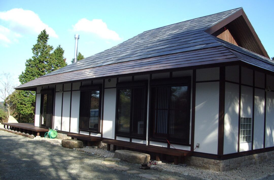 深い軒と縁側に日本の伝統美が宿る純和風の平屋 - 心笑 - 外観