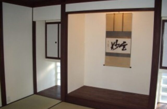 深い軒と縁側に日本の伝統美が宿る純和風の平屋 - 心笑 - 和室