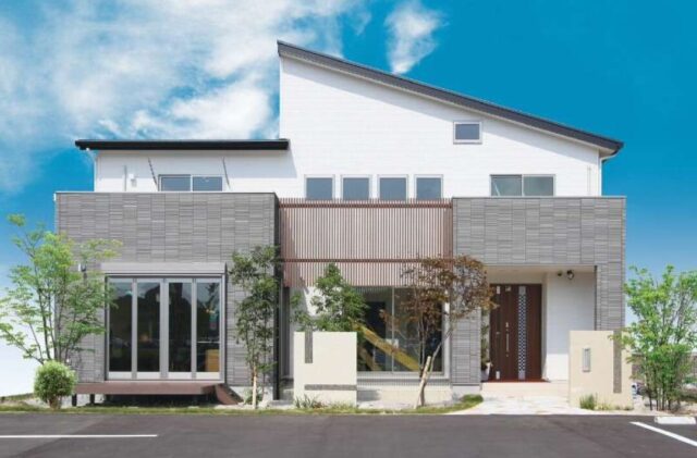 「明るいLDK空間にアイランドキッチンや、すべり台やのぼり棒のある家」（北九州市八幡西区）