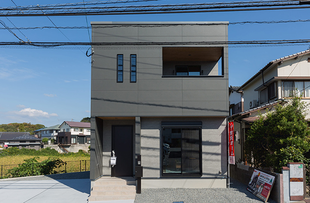 インナーバルコニーがある黒を基調としたシックな2階建て - 鬼丸ホーム