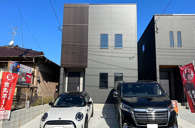 縦格子がアクセントとなった屋上庭園のある2階建て - 鬼丸ホーム