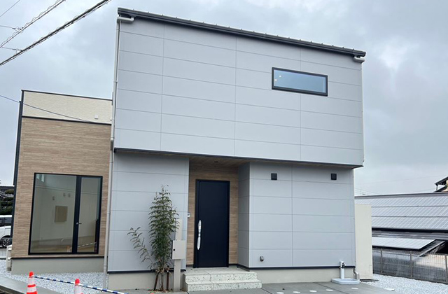 グレー外壁に木目のアクセントが調和したナチュラルモダンな2階建て - 鬼丸ホーム