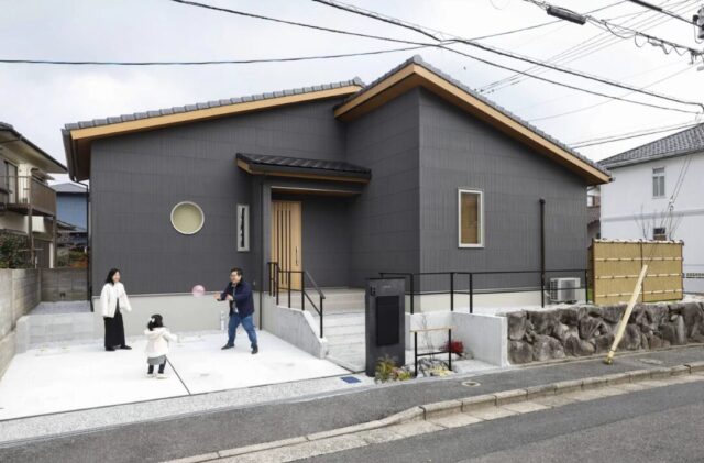 瓦屋根と丸窓が引き立つ庭とつながる和モダン平屋 - 七呂建設 - 外観