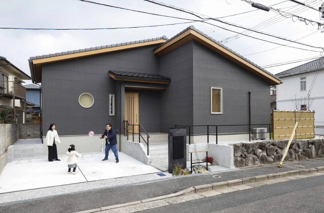 瓦屋根と丸窓が引き立つ庭とつながる和モダン平屋