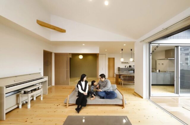 瓦屋根と丸窓が引き立つ庭とつながる和モダン平屋 - 七呂建設 - リビング