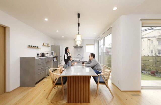 瓦屋根と丸窓が引き立つ庭とつながる和モダン平屋 - 七呂建設 - ダイニング