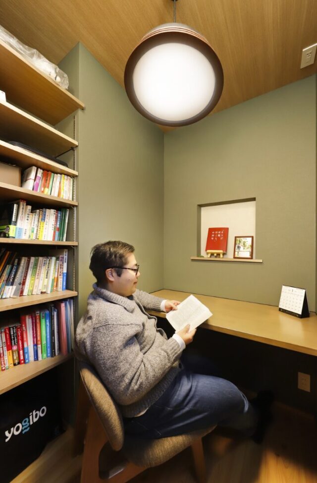 瓦屋根と丸窓が引き立つ庭とつながる和モダン平屋 - 七呂建設 - 書斎