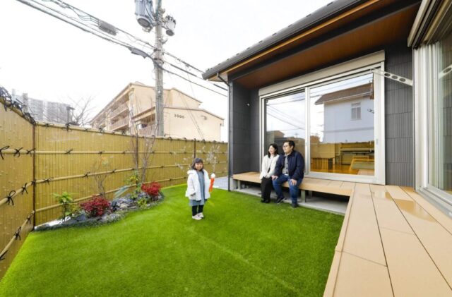 瓦屋根と丸窓が引き立つ庭とつながる和モダン平屋 - 七呂建設 - 庭