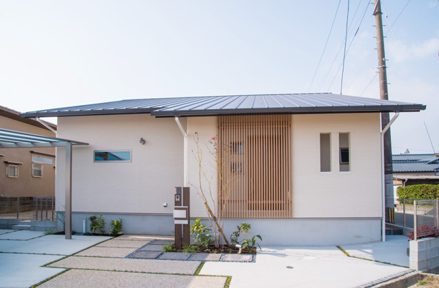 忙しい子育て世代が暮らしやすいリビングから全部屋につながる平屋