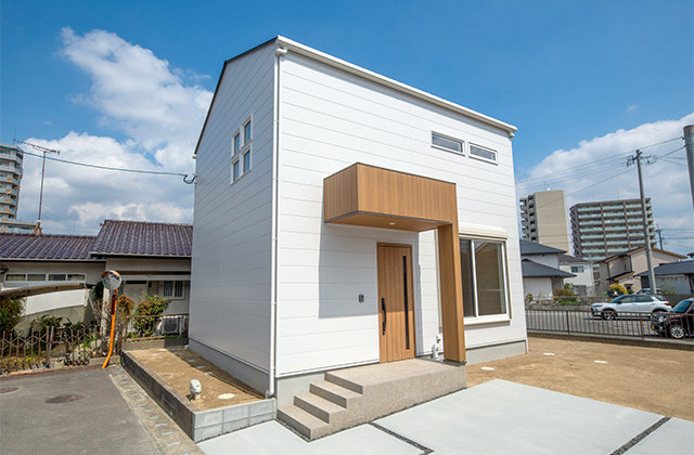 淡色カラーと木でつくられたカフェスタイルでナチュラルな2階建て