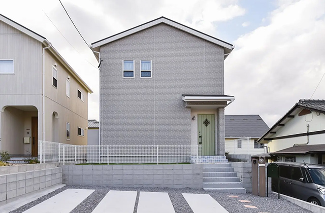 三角屋根がかわいい絵本のような家|ヌックと造作洗面のあるナチュラルフレンチの2階建て