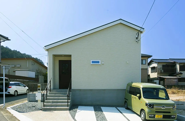 エアコン1台で快適に暮らす1.5階建て|クリームホワイトのかわいい平屋風の家