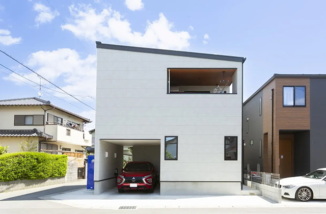 防音室とインナーガレージのある家|ギターと愛車を楽しむ30坪の2階建て
