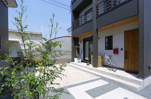 外観・玄関 - アリスト - インダストリアル×ヴィンテージが調和した吹き抜けのある2階建て