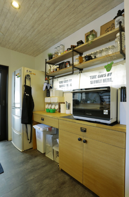 キッチン - アリスト - インダストリアル×ヴィンテージが調和した吹き抜けのある2階建て