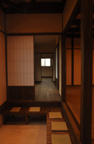 玄関 - アリスト - 木の奥深い風情に包まれる和モダンな平屋