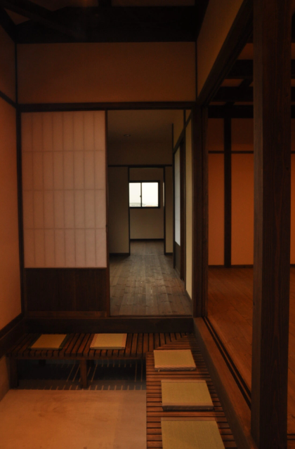 玄関 - アリスト - 木の奥深い風情に包まれる和モダンな平屋