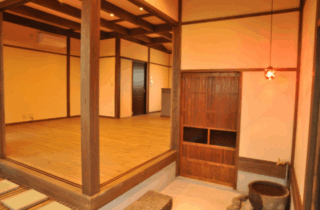 玄関・リビング - アリスト - 木の奥深い風情に包まれる和モダンな平屋