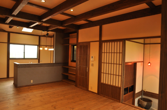 LDK - アリスト - 木の奥深い風情に包まれる和モダンな平屋