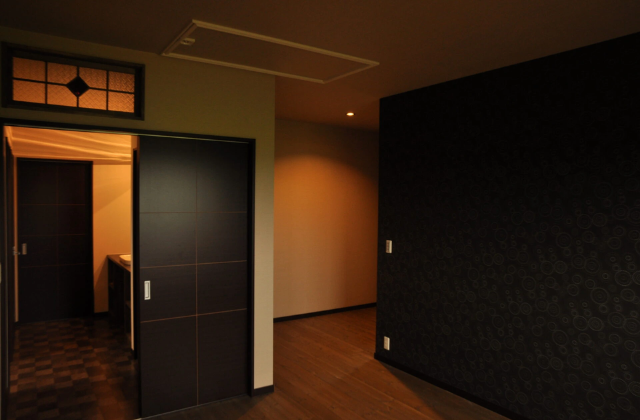 廊下 - アリスト - 木の奥深い風情に包まれる和モダンな平屋